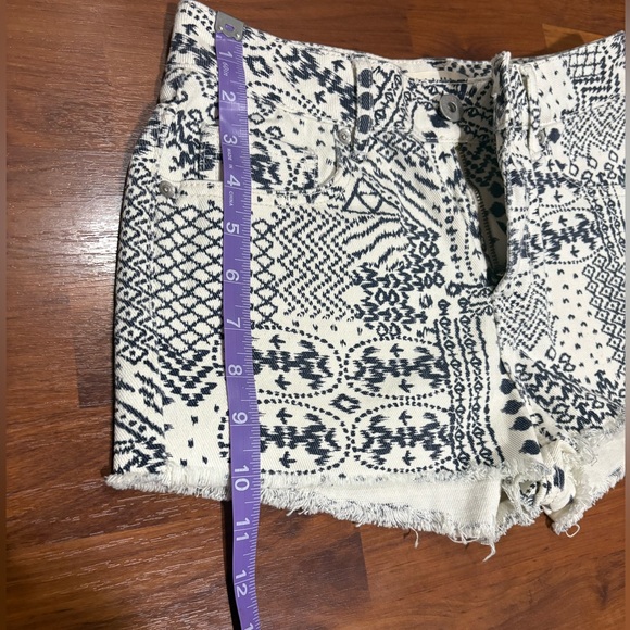 NWOT Bullhead denim co High Rise Shorts. Size 5. - Picture 6 of 9